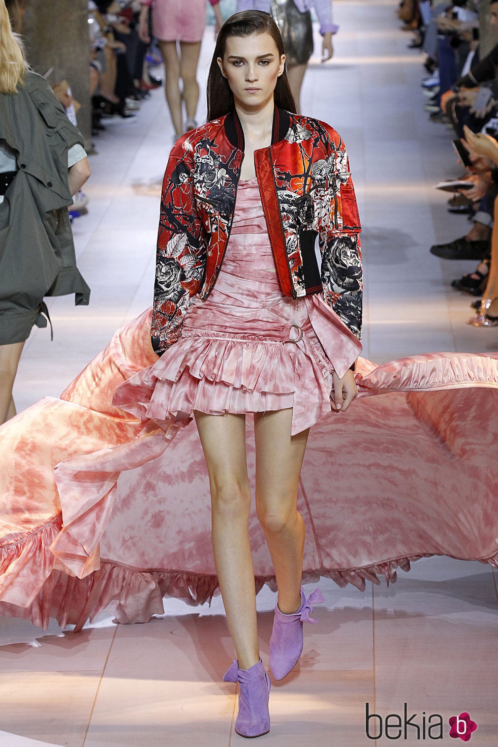 Vestido rojo y blanco de la colección primavera/verano 2016 de Roberto Cavalli en Milan Fashion Week