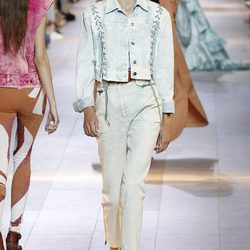 Traje de chaqueta azulado de la colección primavera/verano 2016 de Roberto Cavalli en Milan Fashion Week