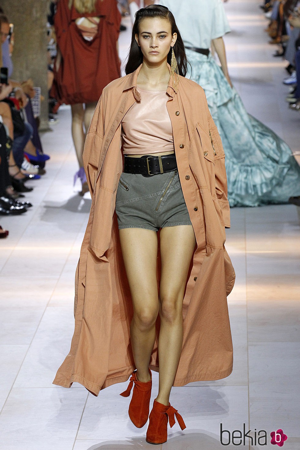 Gabardina naranja de la colección primavera/verano 2016 de Roberto Cavalli en Milan Fashion Week