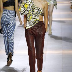 Camisa asimétrica y pantalón granate de la colección primavera/verano 2016 de Roberto Cavalli en Milan Fashion Week