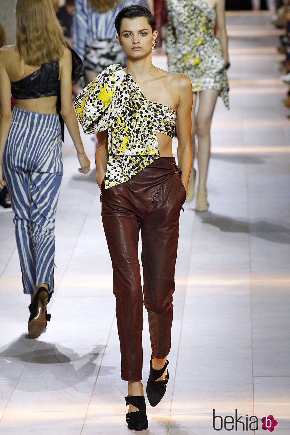 Camisa asimétrica y pantalón granate de la colección primavera/verano 2016 de Roberto Cavalli en Milan Fashion Week