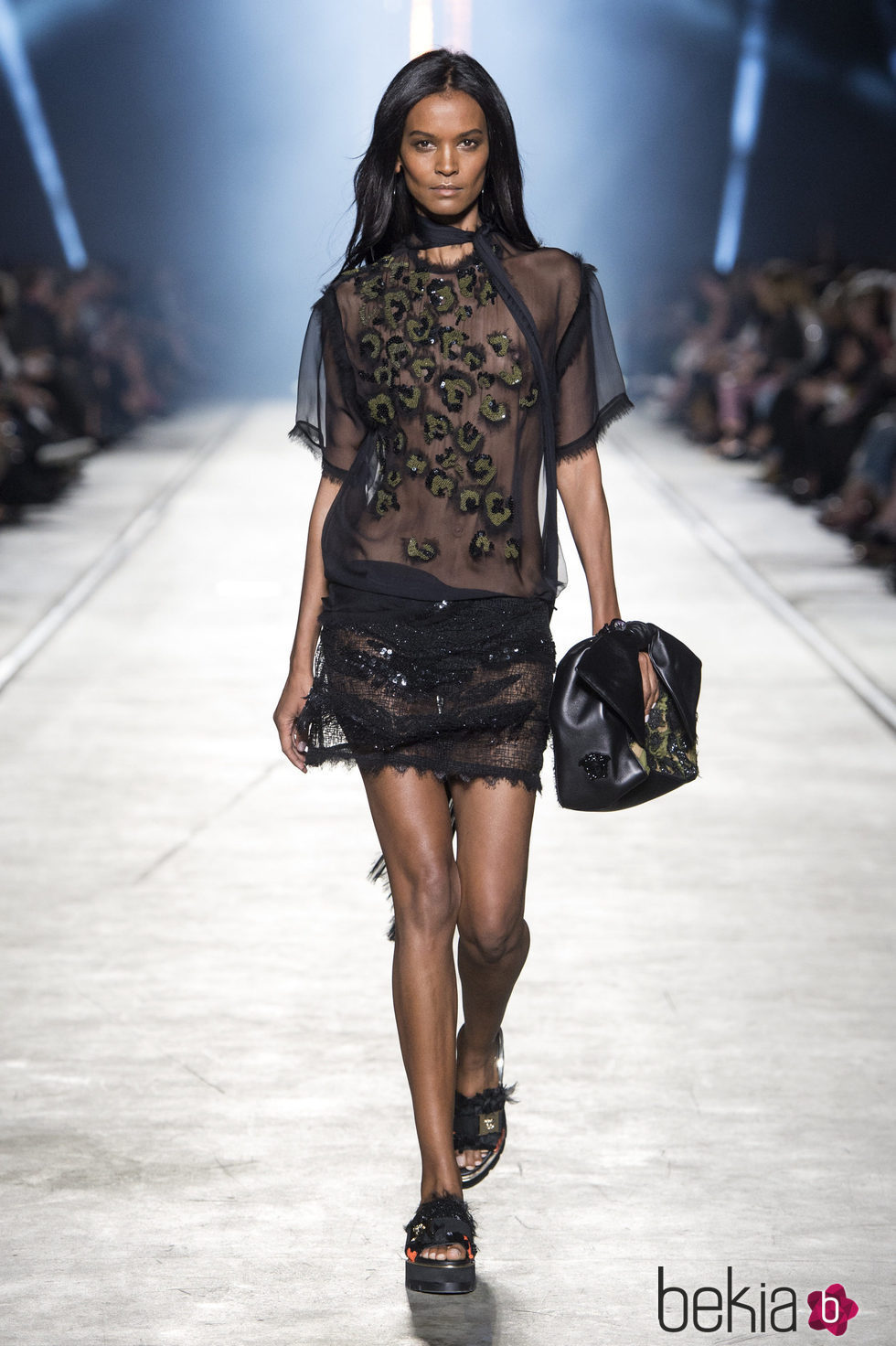 Vestido negro de la colección primavera/verano 2016 de Versace en Milán Fashion Week