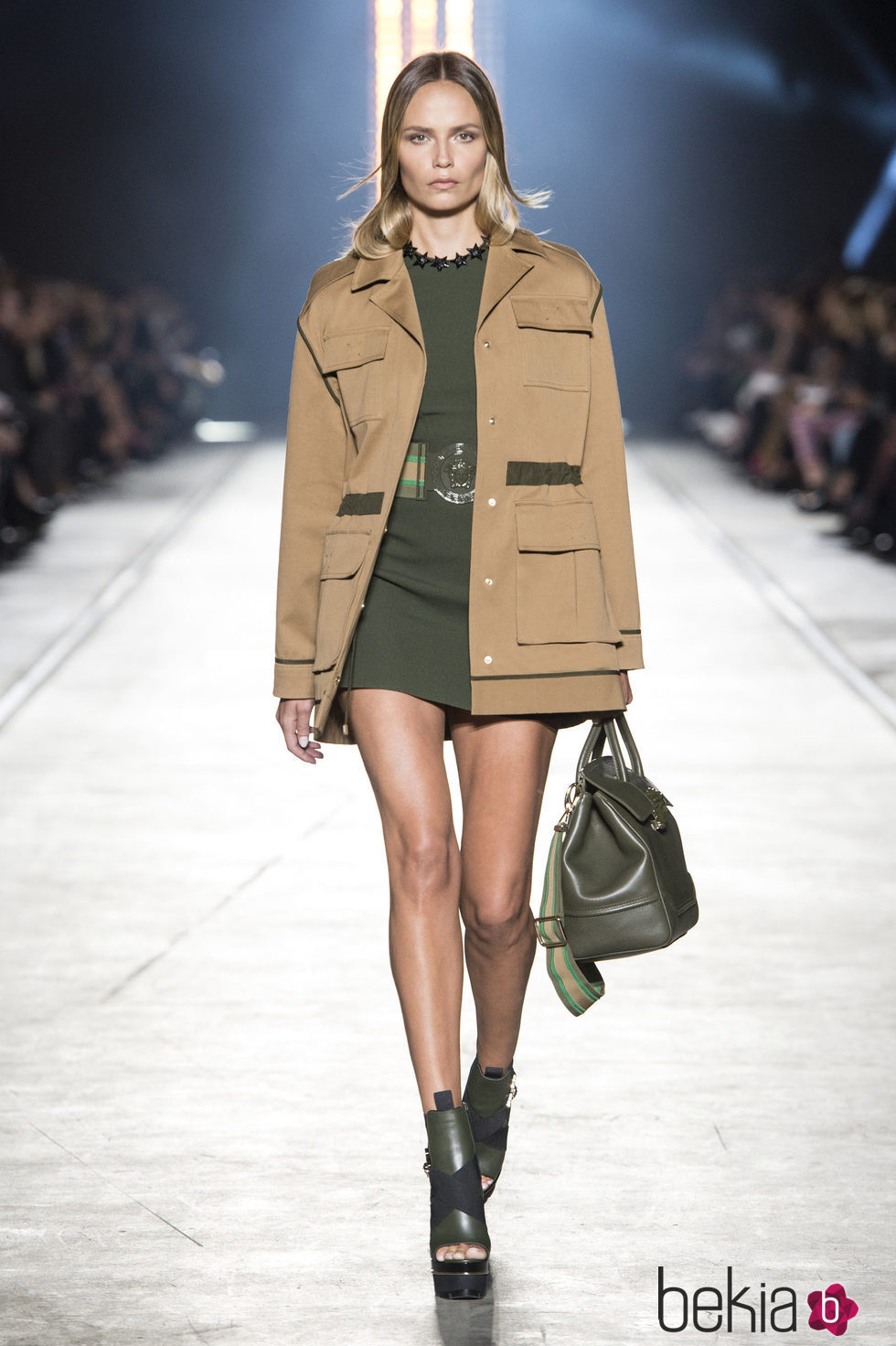 Chaqueta marrón claro y vestido verde de la colección primavera/verano 2016 de Versace en Milán Fashion Week