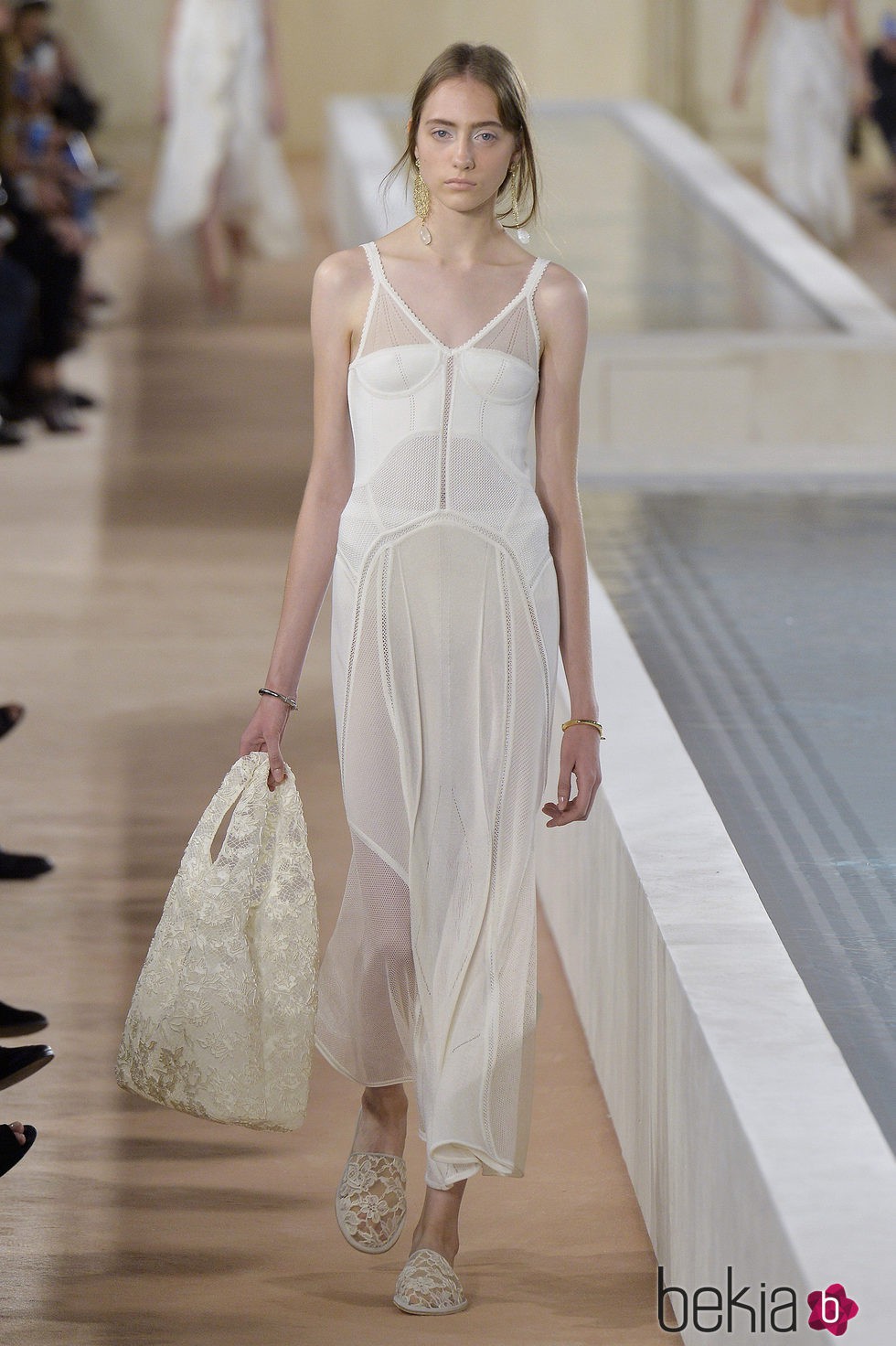 Vestido blanco de la colección primavera/verano 2016 de Balenciaga en Paris Fashion Week