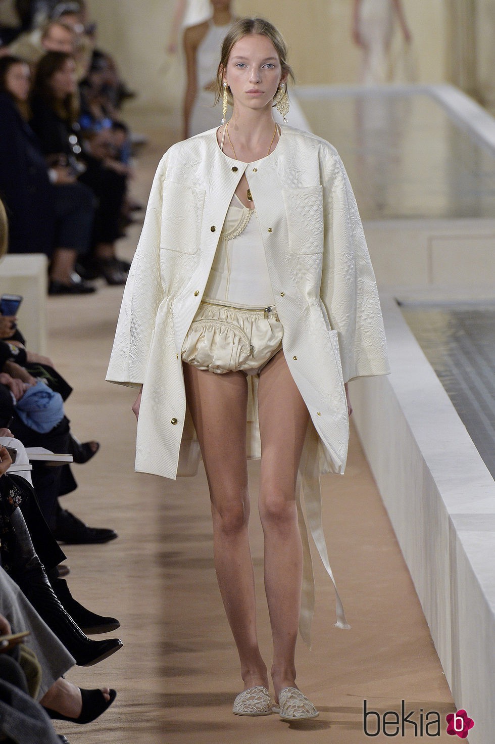 Abrigo blanco de la colección primavera/verano 2016 de Balenciaga en Paris Fashion Week