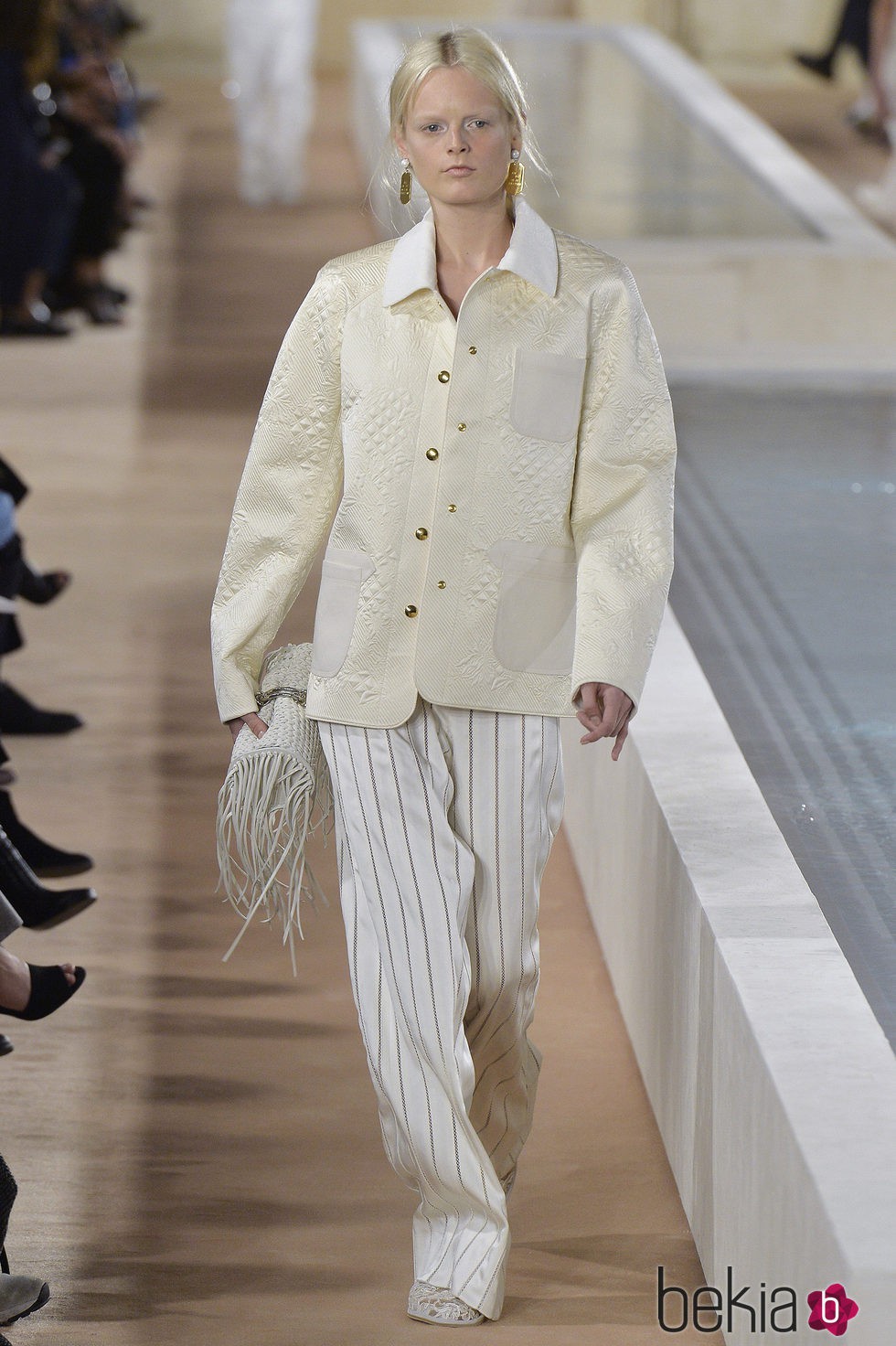 Pantalones blancos con rayas doradas de la colección primavera/verano 2016 de Balenciaga en Paris Fashion Week