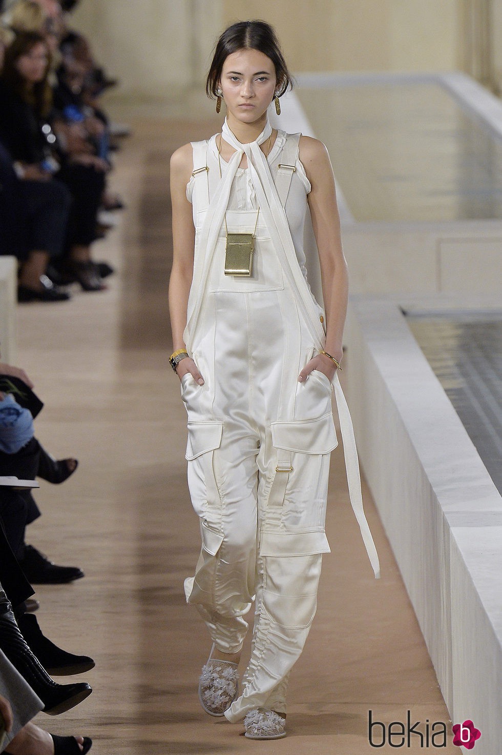 Peto blanco de la colección primavera/verano 2016 de Balenciaga en Paris Fashion Week