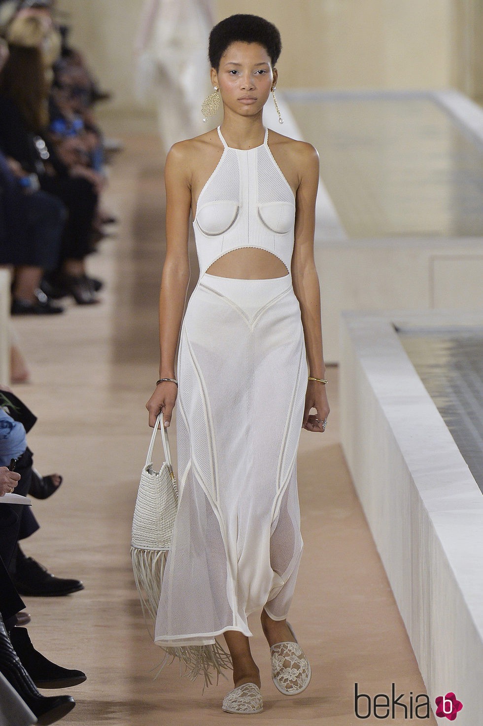 Vestido anudado al cuello de la colección primavera/verano 2016 de Balenciaga en Paris Fashion Week