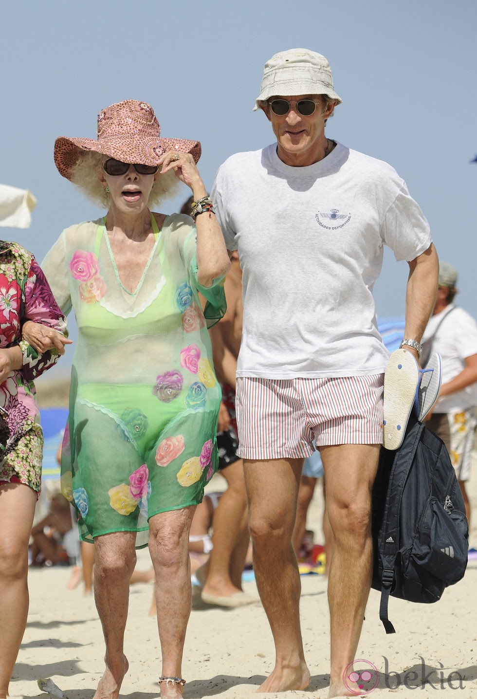 La Duquesa de Alba y Alfonso Díez en la playa