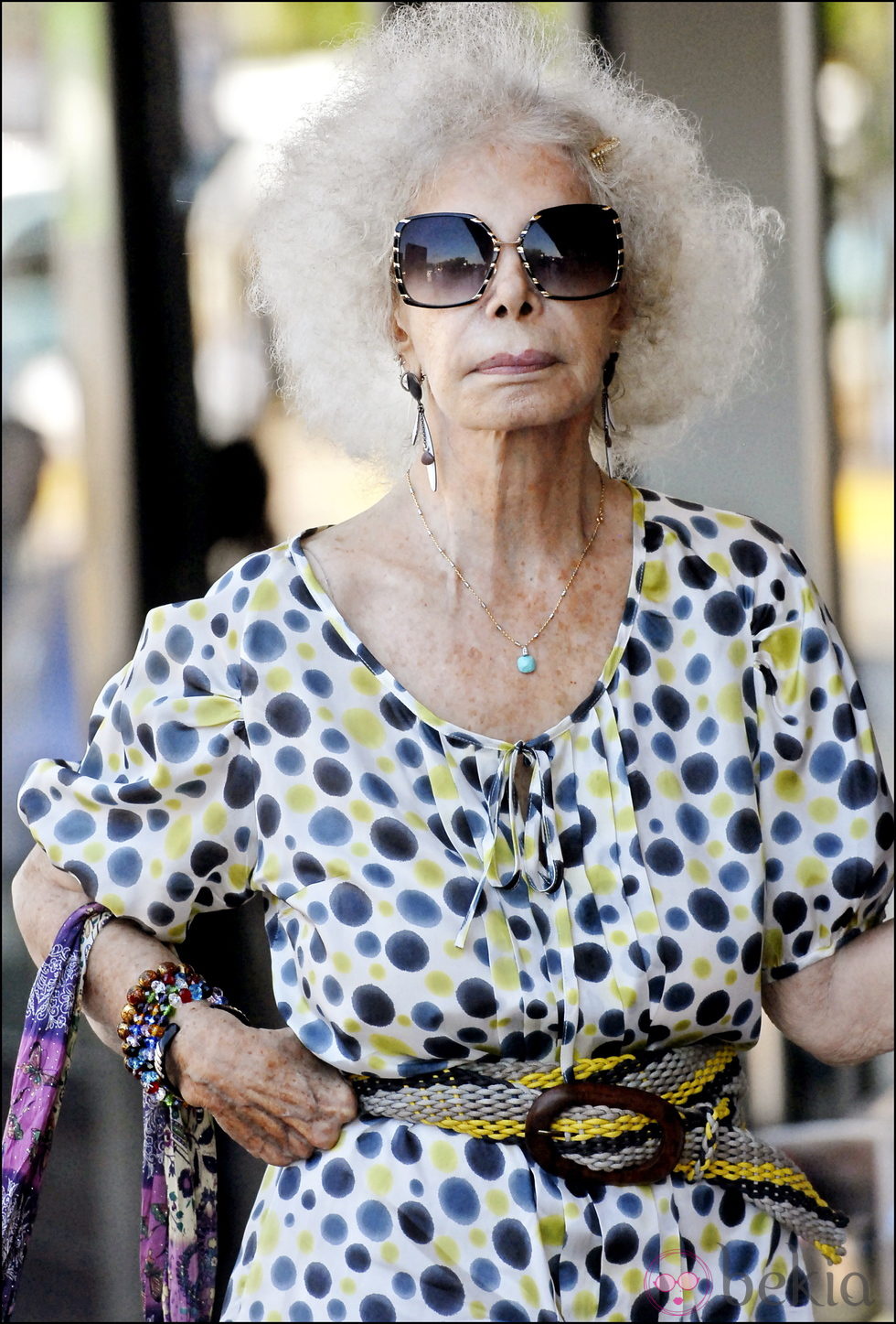 La Duquesa de Alba con vestido de lunares y gafas de sol