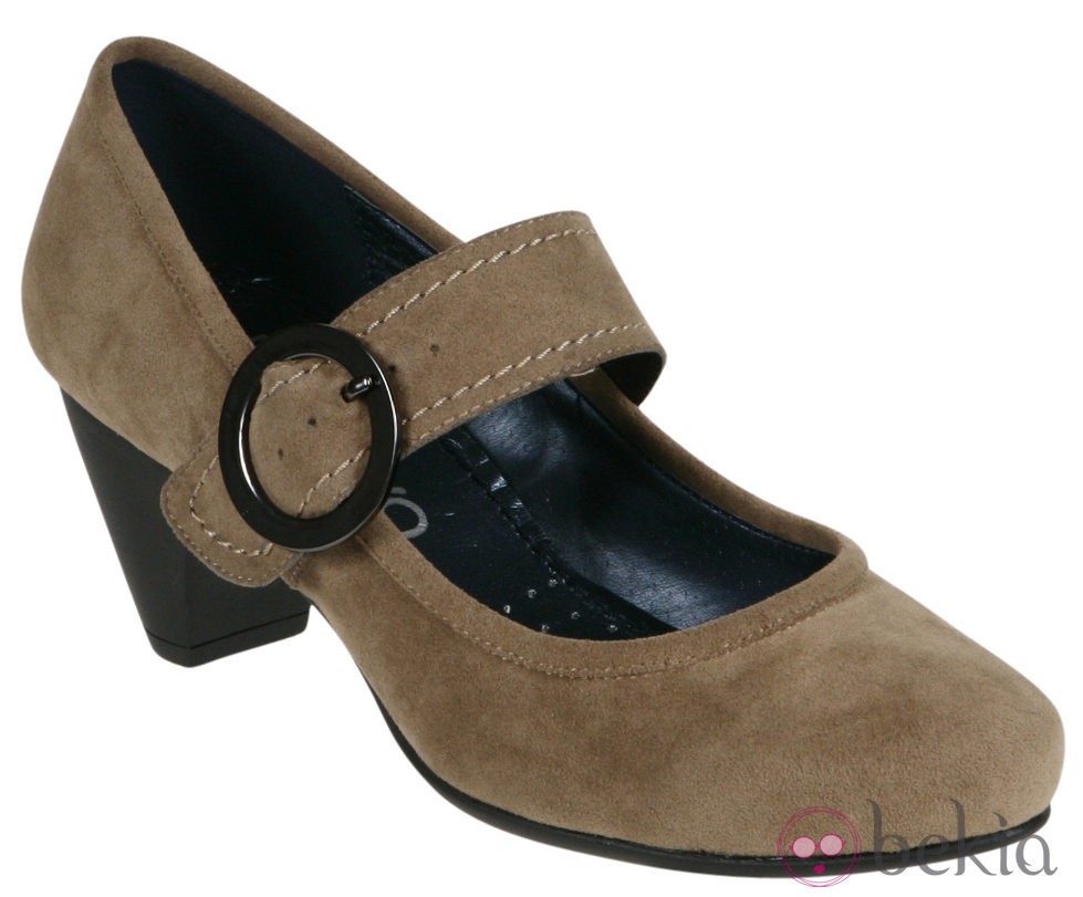 Zapato camel con hebilla de la colección otoño/invierno 2011/2012 de Alex Silva