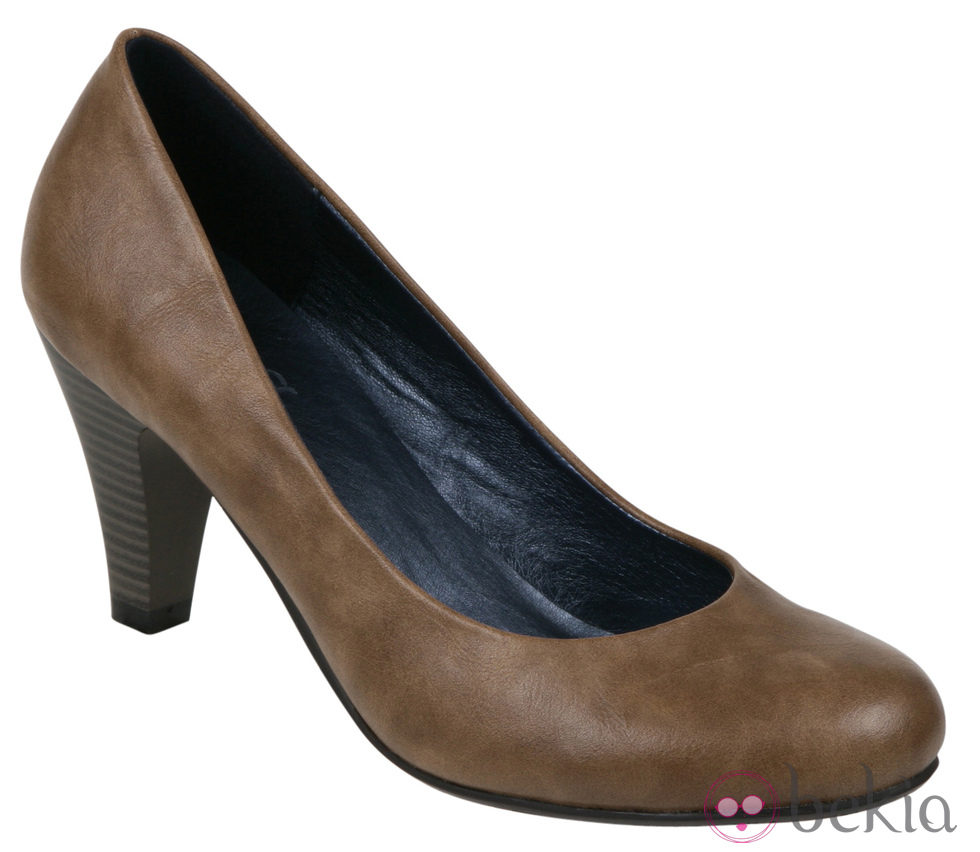 Zapato de salón camel de la colección otoño/invierno 2011/2012 de Alex Silva