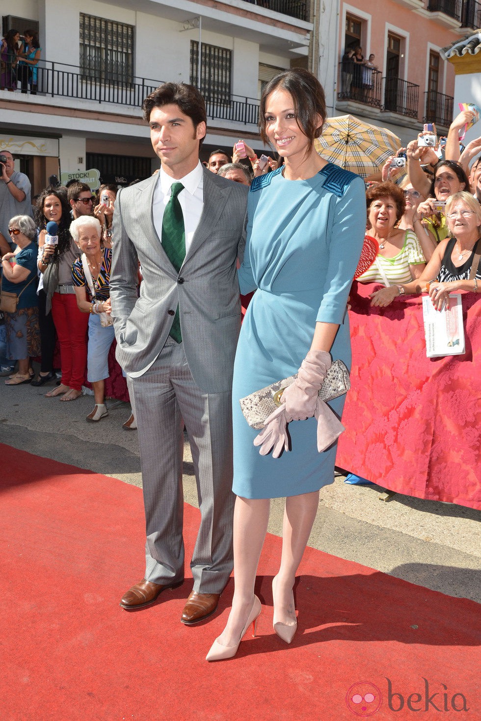 Looks Boda Duquesa de Alba: Cayetano Rivera y Eva González posan para los medios