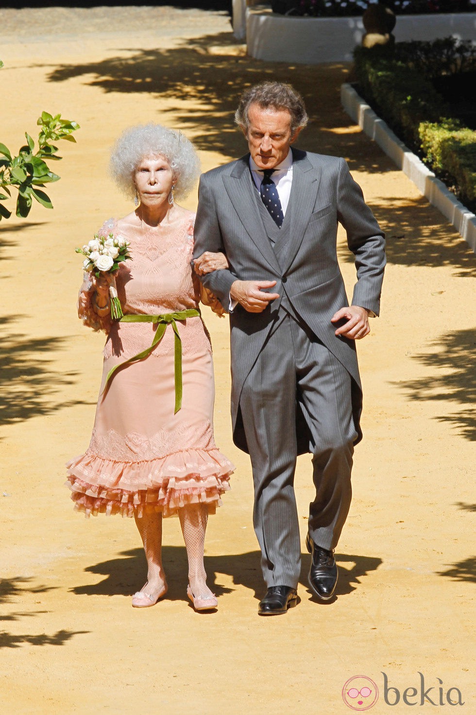 Looks Boda Duquesa de Alba: Cayetana de Alba y Alfonso Díez salen de Dueñas como Duques de Alba