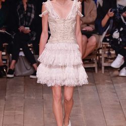 Vestido rosa nude con volantes de la nueva colección primavera/verano 2016 de Alexander McQueen en Paris Fashion Week