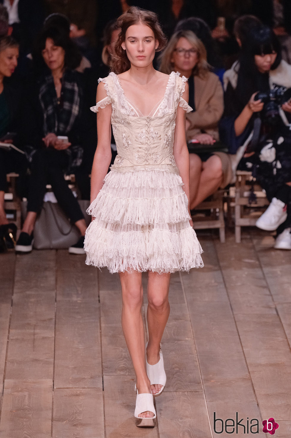 Vestido rosa nude con volantes de la nueva colección primavera/verano 2016 de Alexander McQueen en Paris Fashion Week