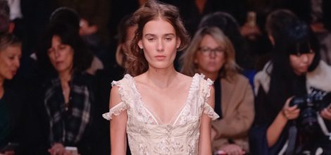 Vestido rosa nude con volantes de la nueva colección primavera/verano 2016 de Alexander McQueen en Paris Fashion Week