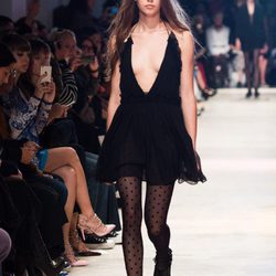 Vestido negro escotado de la nueva colección primavera/verano 2016 de John Galliano en Paris Fashion Week