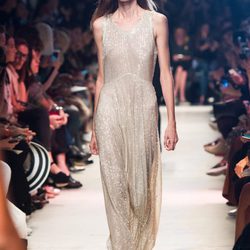 Vestido beige de la colección primavera/verano 2016 de John Galliano en Paris Fashion Week