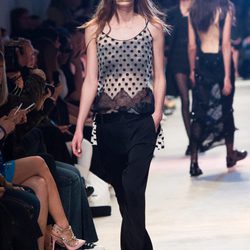 Camisa de puntos y pantalón negro de la nueva colección primavera/verano 2016 de John Galliano en Paris Fashion Week