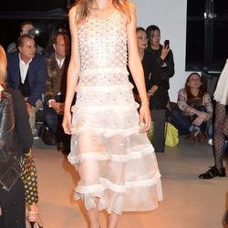 Vestido blanco con volantes de la nueva colección primavera/verano 2016 de John Galliano en Paris Fashion Week