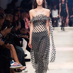 Vestido transparente con puntos de la nueva colección primavera/verano 2016 de John Galliano en Paris Fashion Week