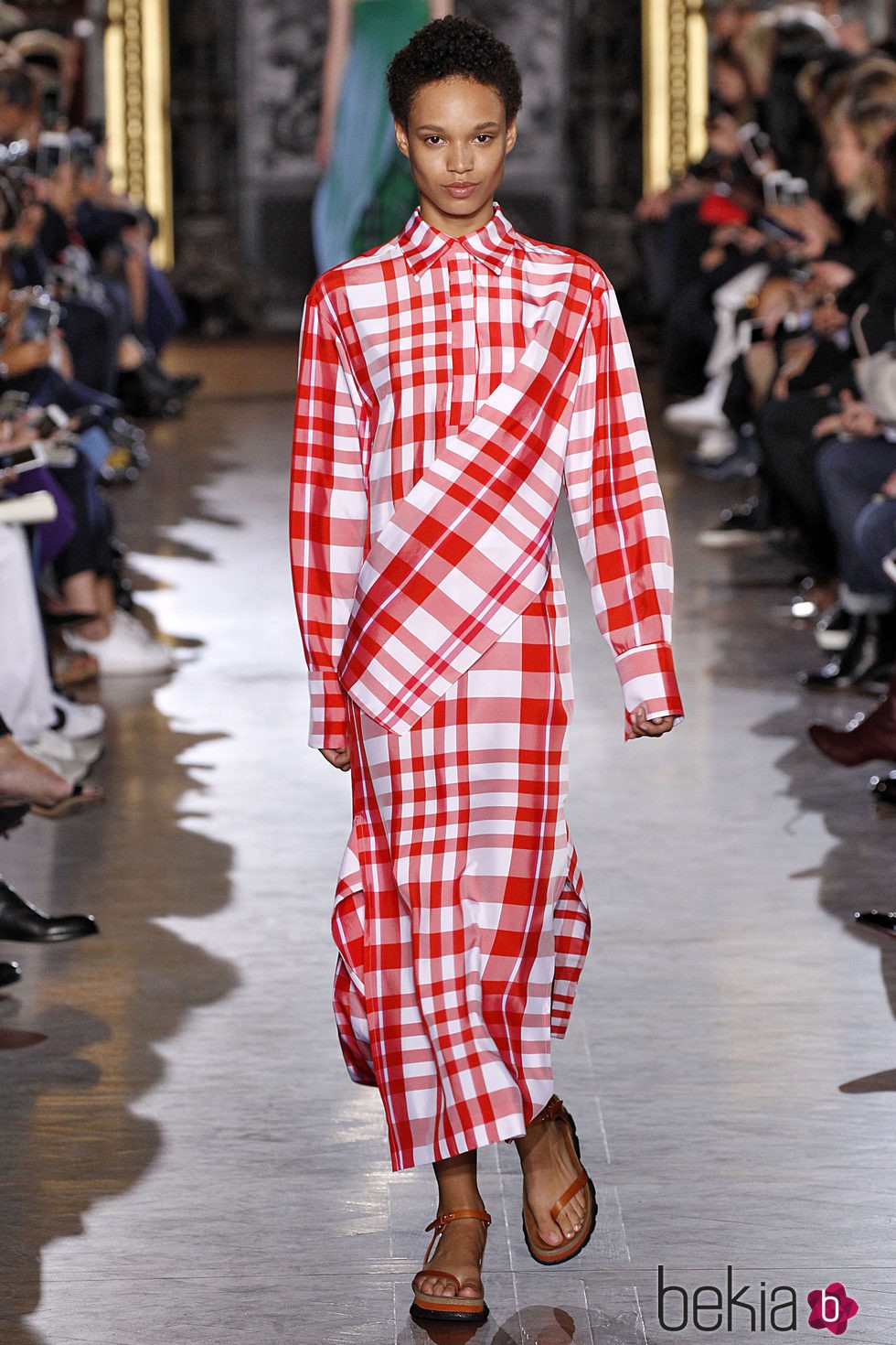 Vestido de cuadros y manga larga de la colección primavera/verano 2016 de Stella McCartney en Paris Fashion Week