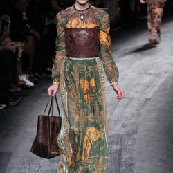 Vestido mostaza y verde de la colección de primavera/verano 2016 de Valentino en París Fashion Week