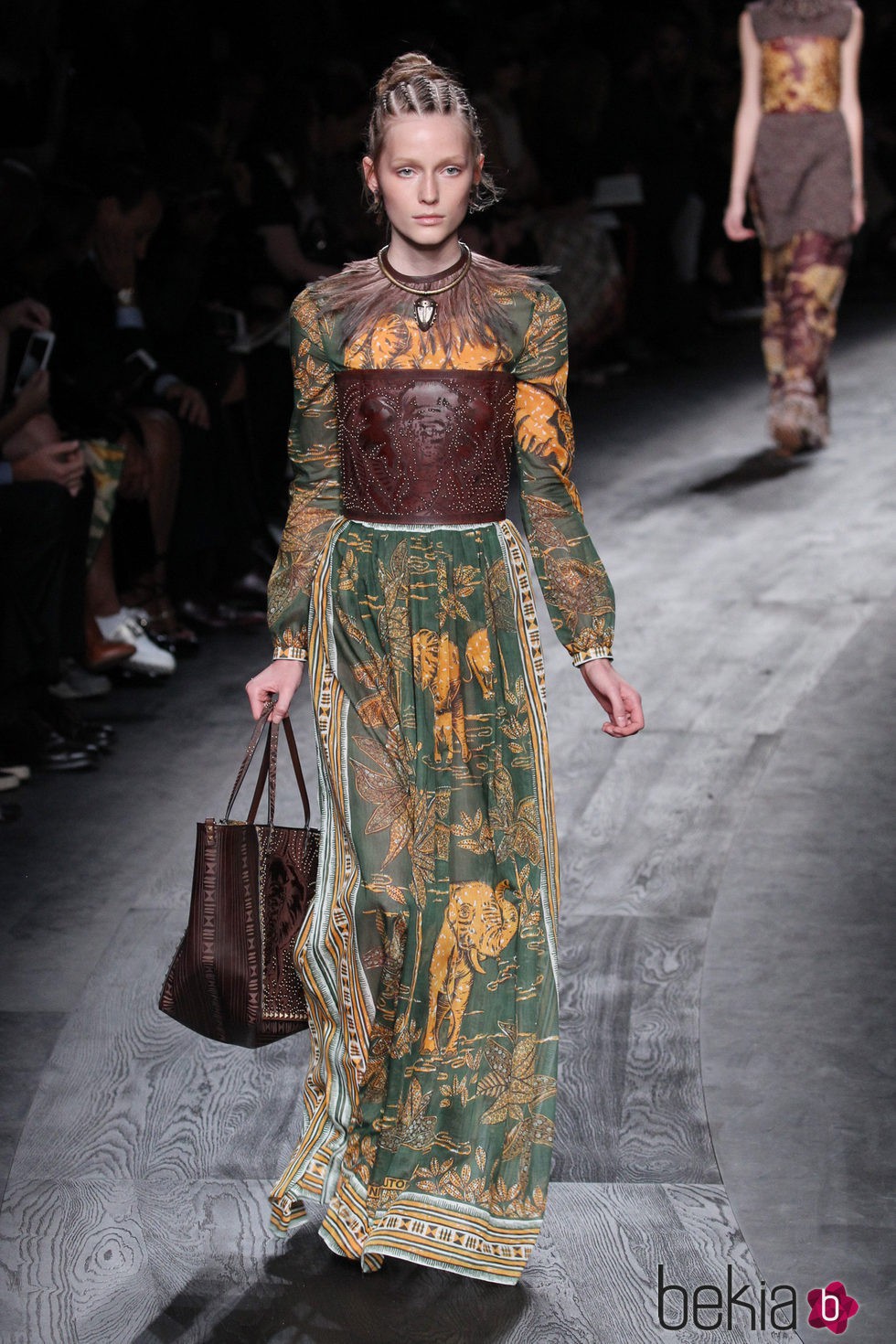 Vestido mostaza y verde de la colección de primavera/verano 2016 de Valentino en París Fashion Week