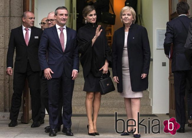 La reina Letizia elige un little black dress y una capa de Hugo Boss para su viaje a Alemania