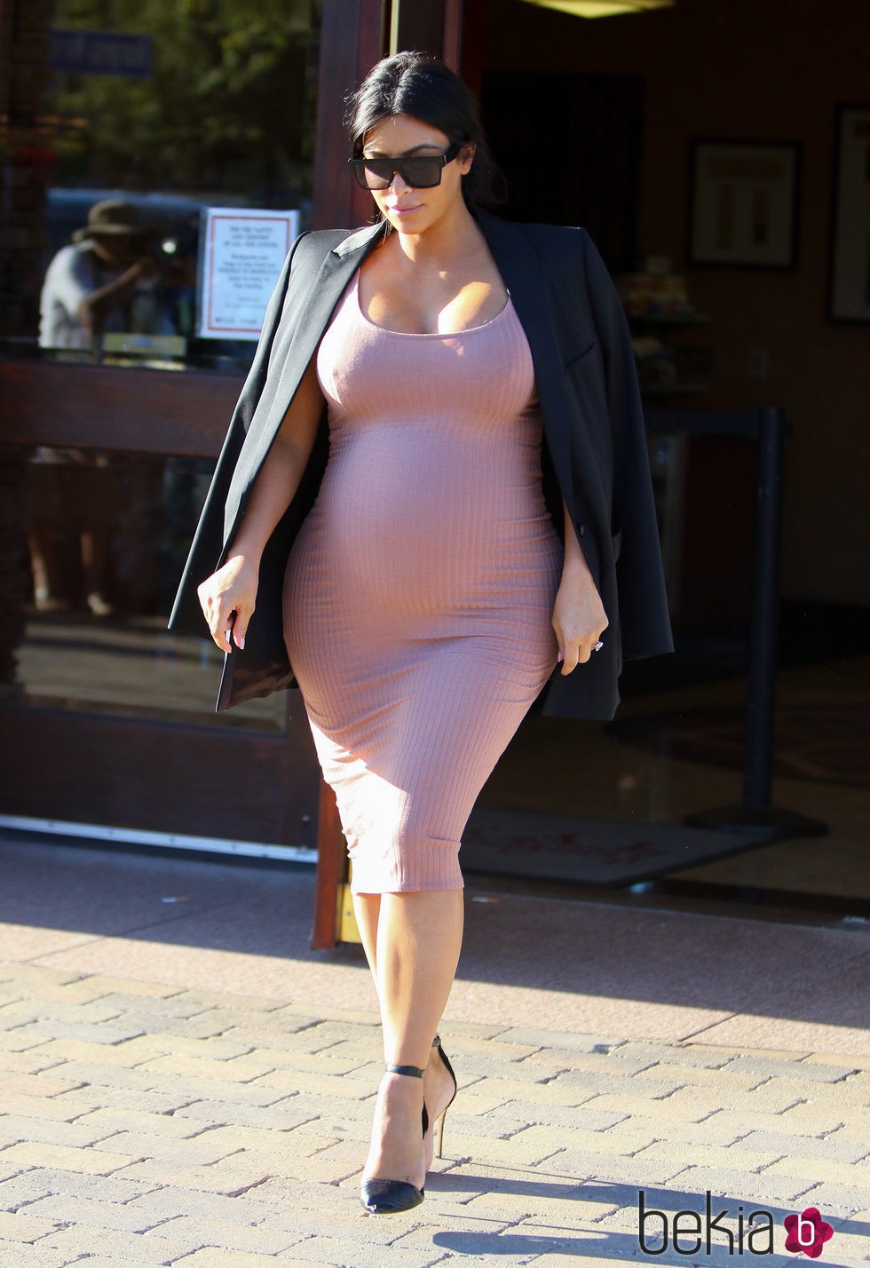 Kim Kardashian con vestido rosa ceñido y blazer negra en su segundo embarazo