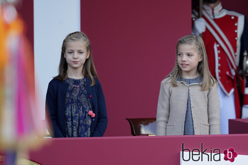 La princesa Leonor y la Infanta Sofía con vestidos de Nanos en el Día de la Hispanidad