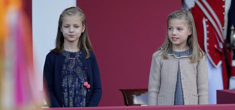 La princesa Leonor y la Infanta Sofía con vestidos de Nanos en el Día de la Hispanidad