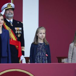 La princesa Leonor y la Infanta Sofía con vestidos de Nanos en el Día de la Hispanidad junto a su madre la Reina Letizia