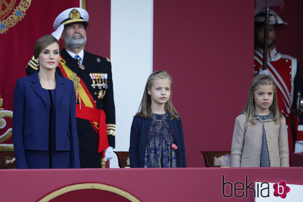 La princesa Leonor y la Infanta Sofía con vestidos de Nanos en el Día de la Hispanidad junto a su madre la Reina Letizia