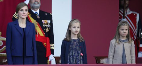 La princesa Leonor y la Infanta Sofía con vestidos de Nanos en el Día de la Hispanidad junto a su madre la Reina Letizia