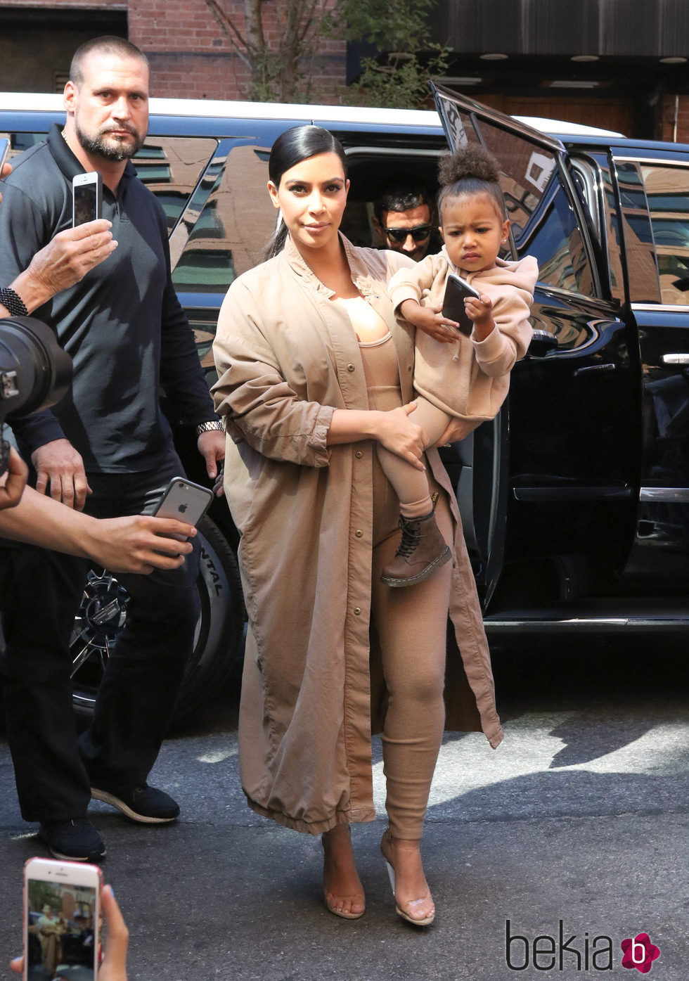 Kim Kardashian con look entero beige en su segundo embarazo