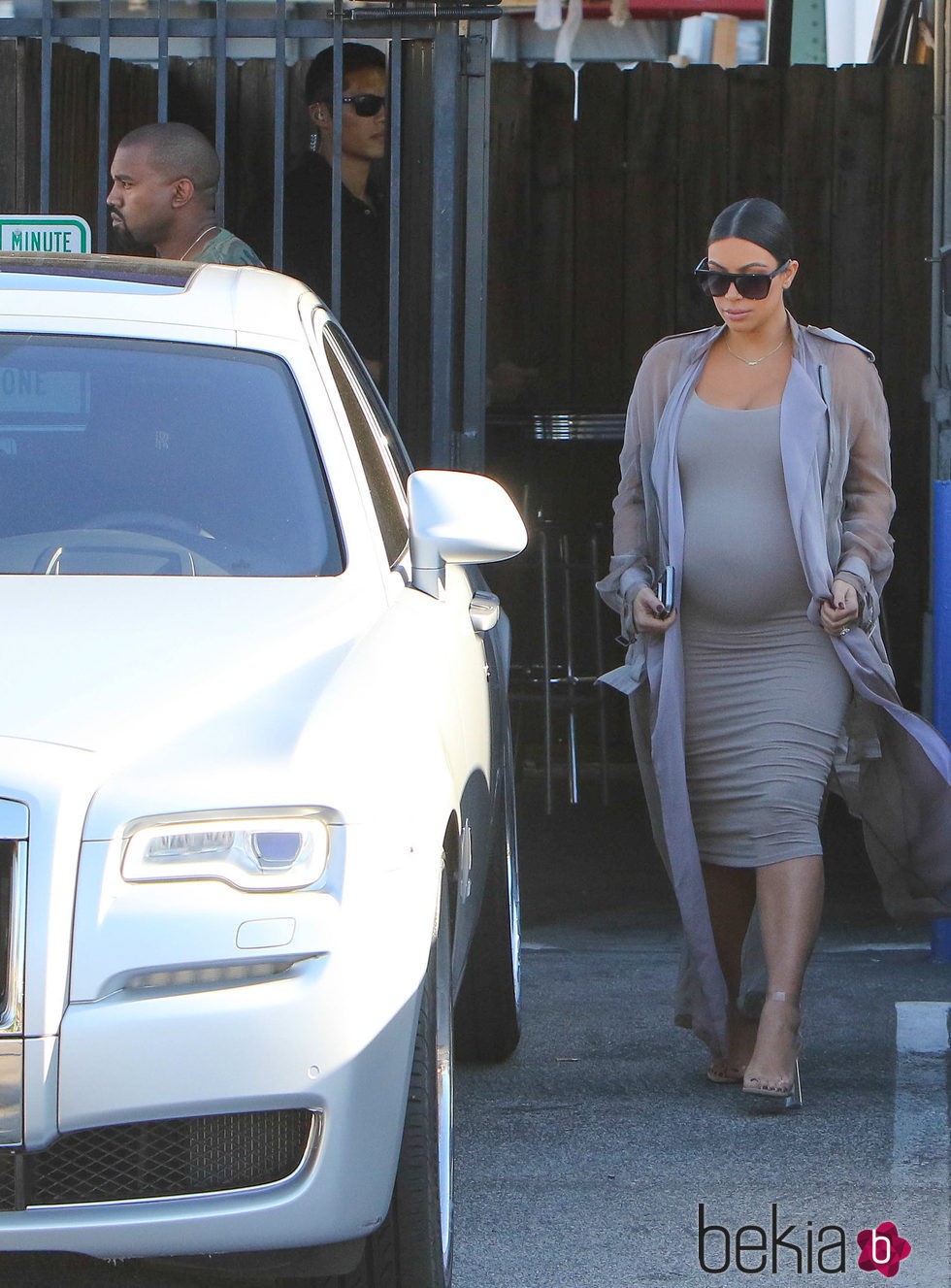 Kim Kardashian con vestido beige y chaqueta con transparencias en su segundo embarazo