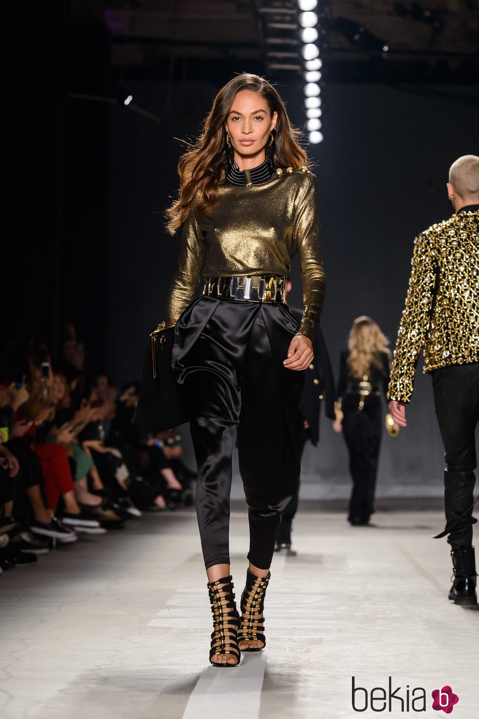 Joan Smalls con camisa dorada y pantalón negro en el desfile de Balmain para H&M en Nueva York