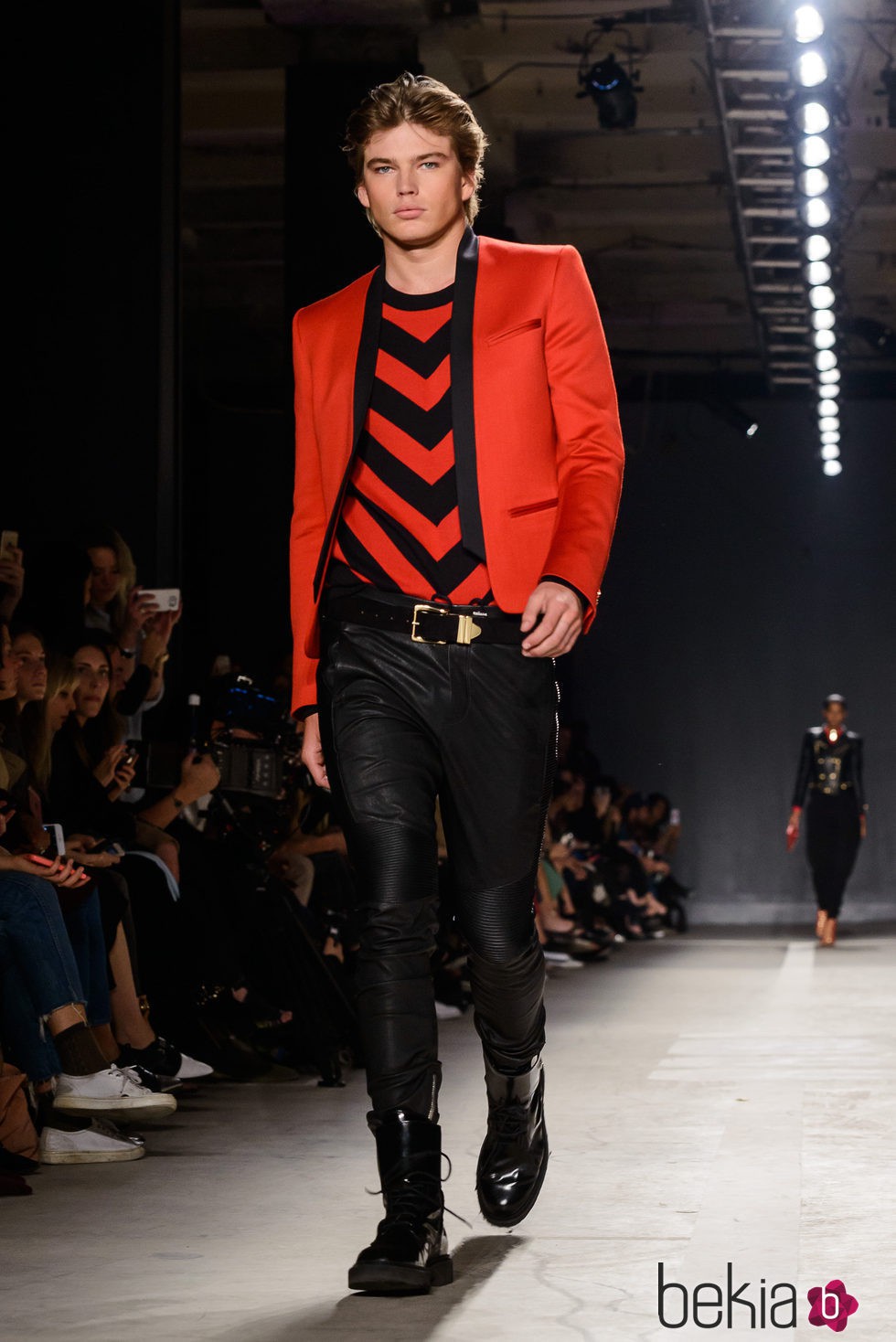 Jordan Barrett con camiseta de rayas y pantalón negro en el desfile de Balmain para H&M en Nueva York