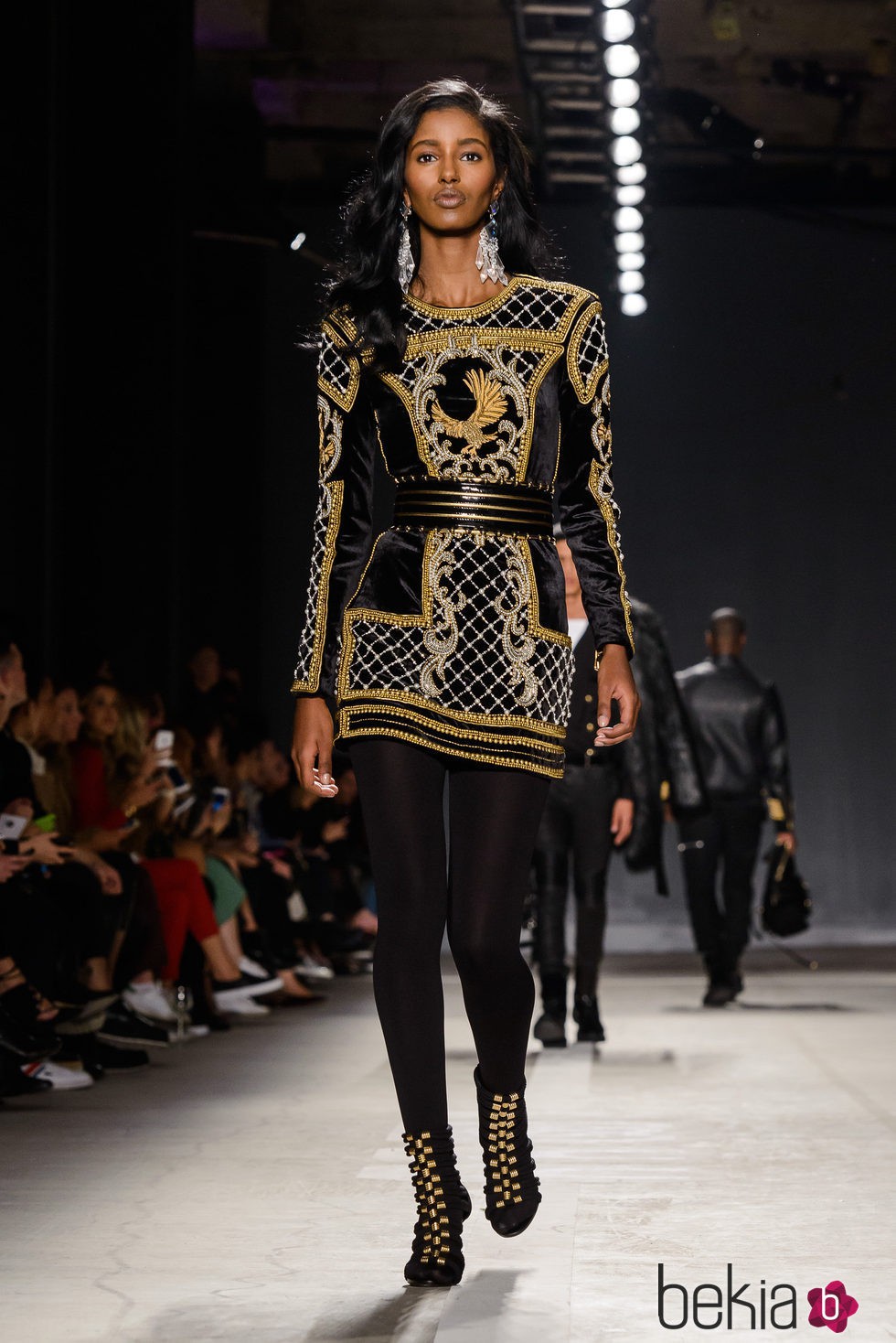 Senait Gidey con vestido dorado y negro en el desfile de Balmain para H&M en Nueva York