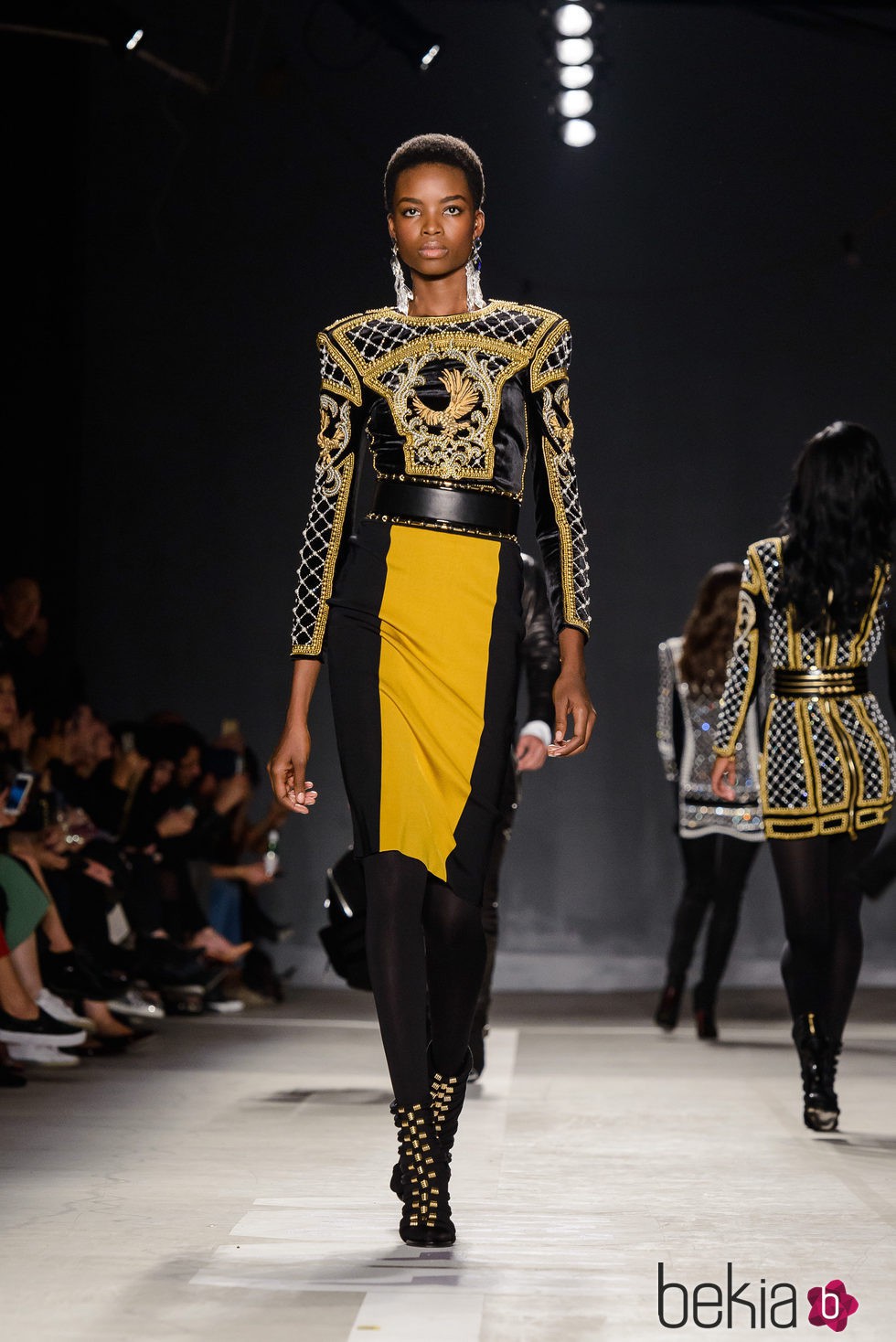 Maria Borges con vestido dorado y negro en el desfile de Balmain para H&M en Nueva York