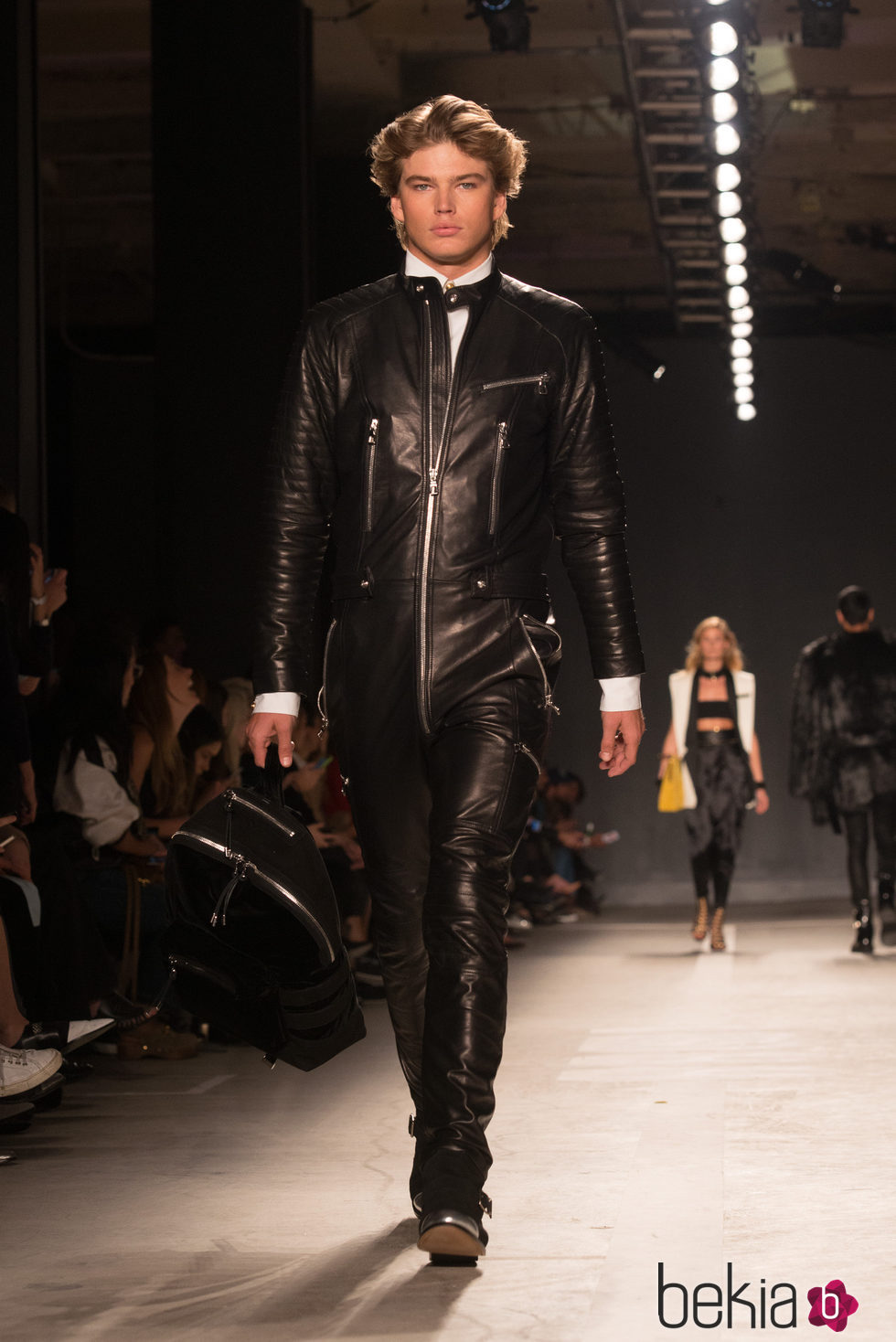 Jordan Barrett con mono de cuero negro en el desfile de Balmain para H&M en Nueva York