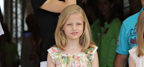 La princesa Leonor con camiseta de flores y shorts blancos