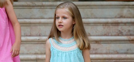 La princesa Leonor con vestido azul clarito con cuello redondo