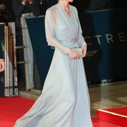 Kate Middleton con vestido de gasa azulado de Jenny Packham en el estreno de 'Spectre' en Londres