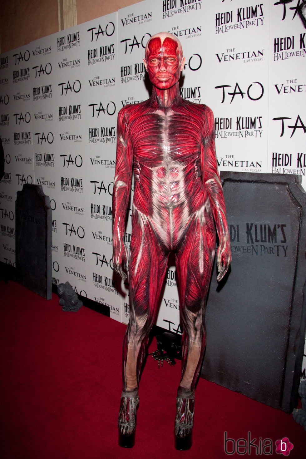 Heidi Klum disfrazada de cuerpo humano en su fiesta de Halloween 2011