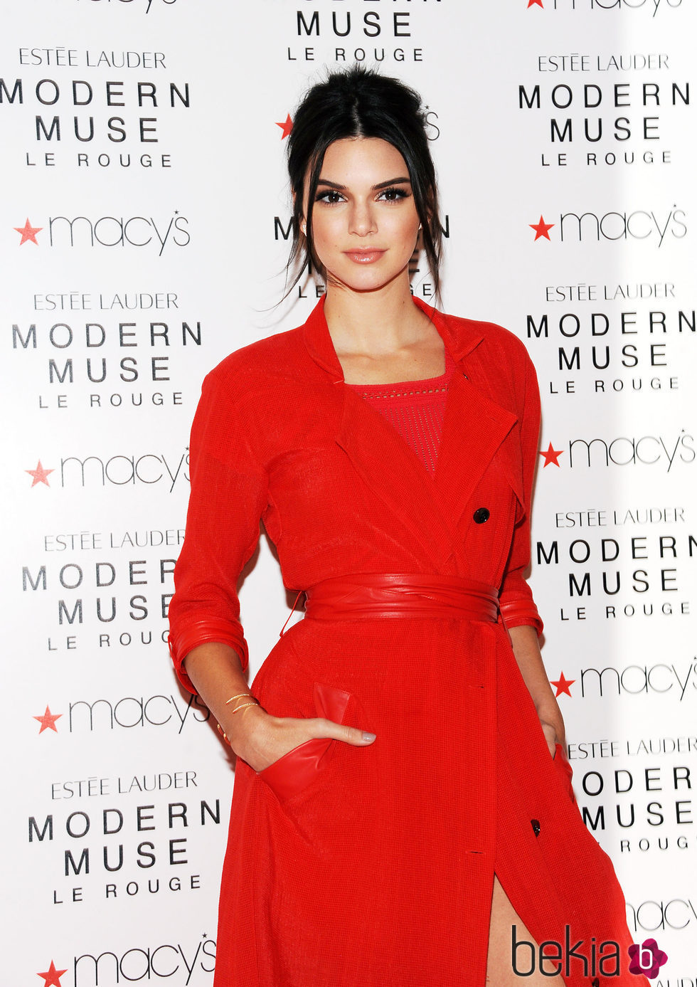 Kendall Jenner con un abrigo y vestido rojo