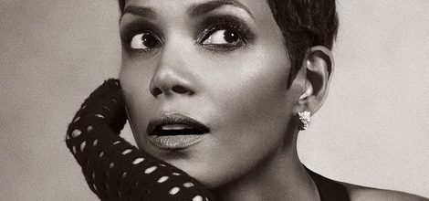 Halle Berry con la lencería de su colaboración con la firma Scandale