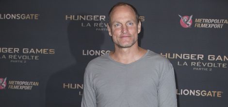 Woody Harrelson con su pijama en el photocall de Mockingjay de París